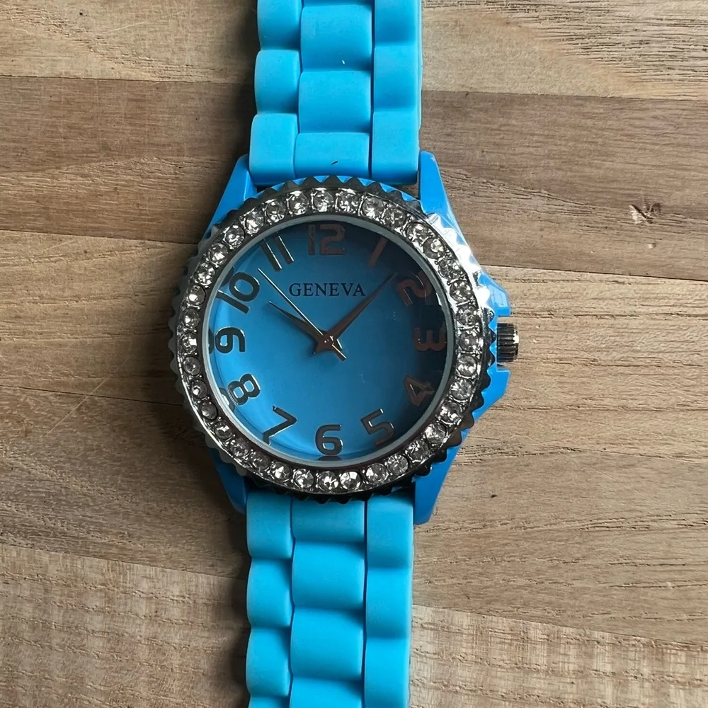 Geneva ladies blue dial silicone rhinestones sporty watch NEW BATTERY